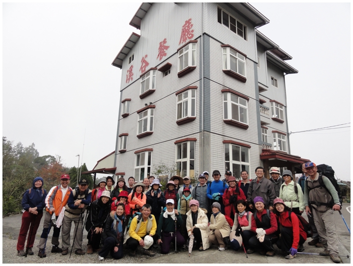 2011-01-22 09-39-48停車場起登前合影.JPG